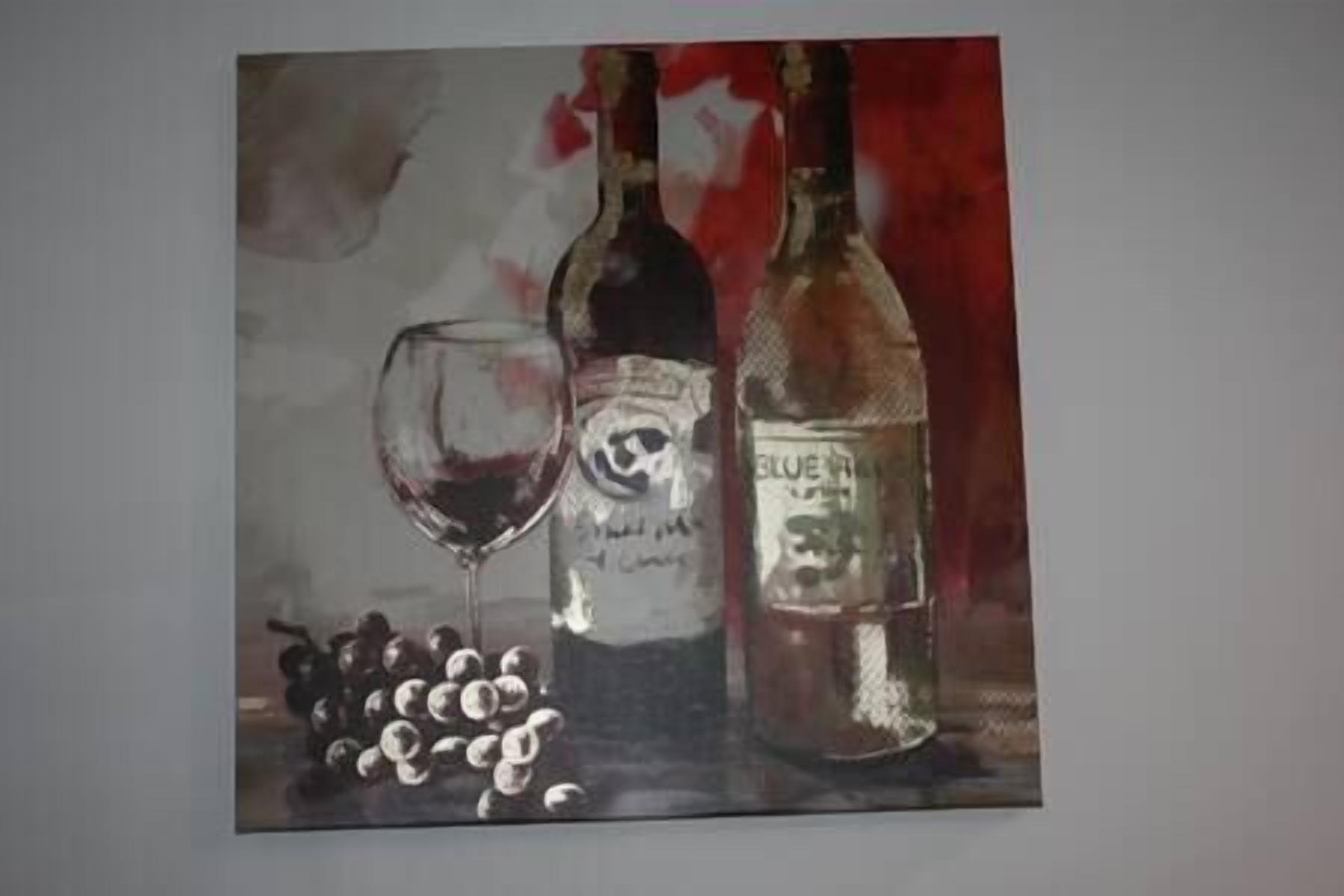 Ein Gemälde von Weinflaschen und einem Glas mit Trauben.