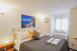 2 bedrooms, iron/ironing board, travel crib, free WiFi - Mainetta Sea View Apartment with AC (Vernazza)