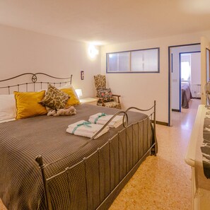 2 bedrooms, iron/ironing board, travel crib, free WiFi - Mainetta Sea View Apartment with AC (Vernazza)