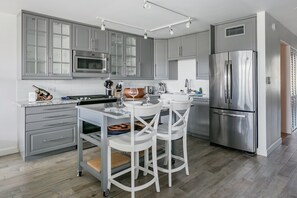 Refrigerador, microondas, horno, placa de cocina