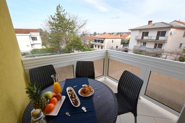 Outdoor dining - Apartment Adlitika with Balcony (Malinska)