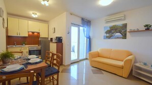 Un espacio habitable compacto con comedor, cocina y sofá.