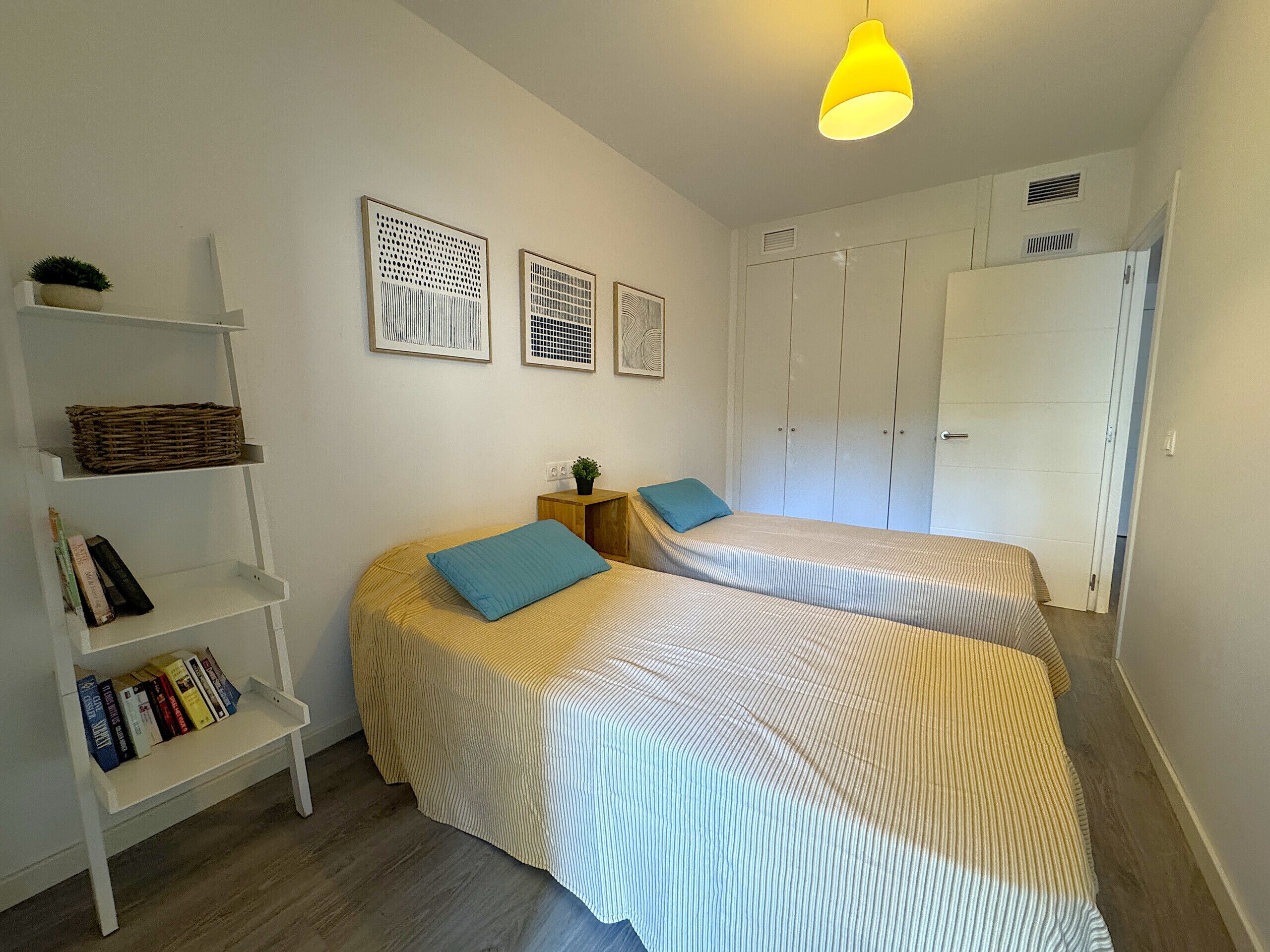 2 slaapkamers, een strijkplank/strijkijzer, gratis wifi, beddengoed