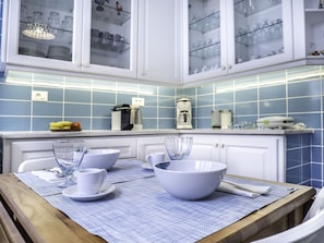 Fridge, oven, stovetop, coffee/tea maker