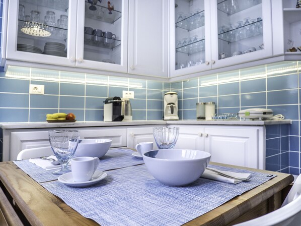 Fridge, oven, stovetop, coffee/tea maker
