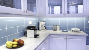 Fridge, oven, stovetop, coffee/tea maker