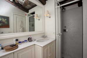 Bathtub, hair dryer, bidet, towels - Splendid Penthouse in Campo de Fiori (Roma)