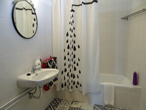 Duschwanne, Haartrockner, Bidet, Handtücher
