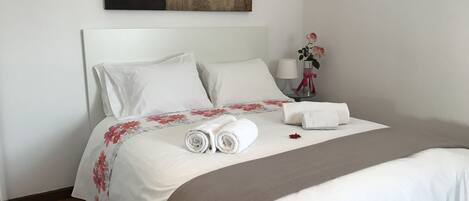 2 dormitoris, planxa i posts de planxar, wifi gratuïta i roba de llit