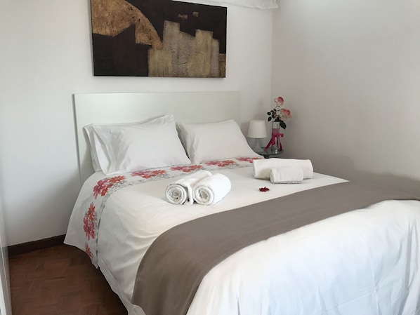 2 bedrooms, iron/ironing board, free WiFi, bed sheets