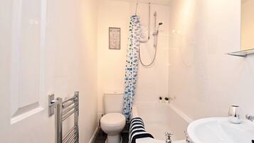 Combined shower/bathtub, free toiletries, hair dryer, towels