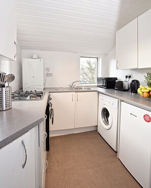 Fridge, microwave, oven, coffee/tea maker - Traditional first floor apartment close to train station (Coatbridge)