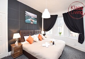 1 chambre, fer et planche à repasser, lit de bébé portatif