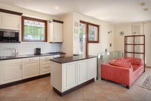 Kühlschrank, Ofen, Geschirrspüler, Wasserkocher mit Kaffee-/Teezubehör