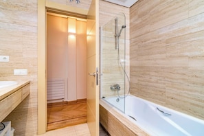 Bañera, secador de pelo, toallas