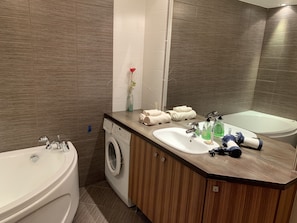 Combined shower/bathtub, hair dryer, towels, soap - Ilmarine Apartment in city center (Tallinn)
