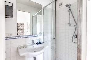 Douche, sèche-cheveux, serviettes fournies