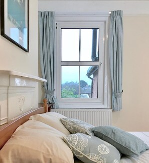 5 bedrooms, iron/ironing board, WiFi, bed sheets