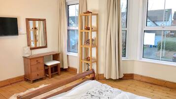 5 bedrooms, iron/ironing board, WiFi, bed sheets