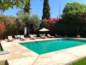 Una piscina al aire libre, una piscina climatizada