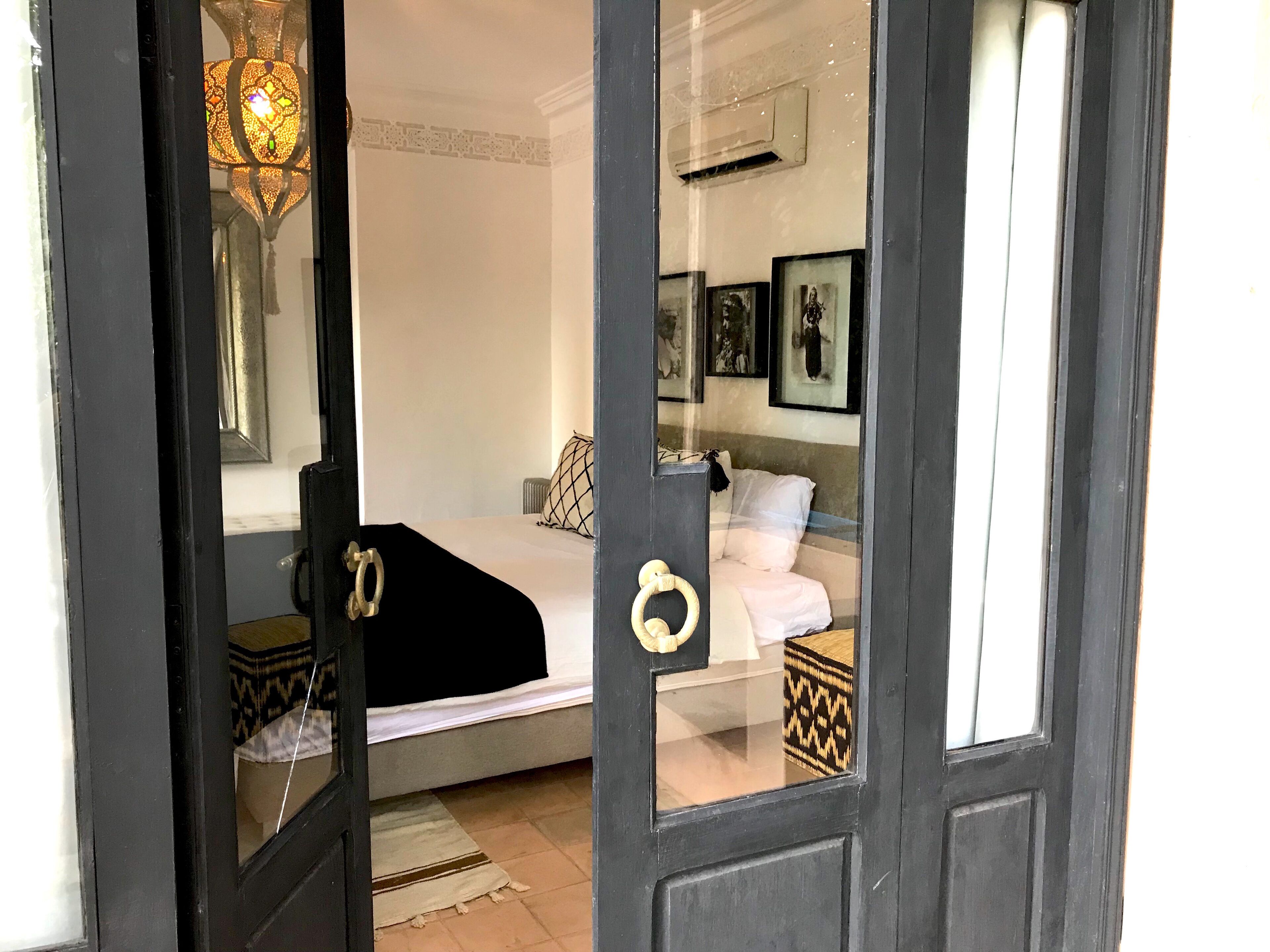 10 chambres, coffres-forts dans les chambres, bureau