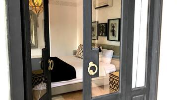 10 chambres, coffres-forts dans les chambres, bureau