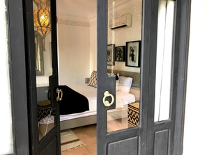 10 chambres, coffres-forts dans les chambres, bureau