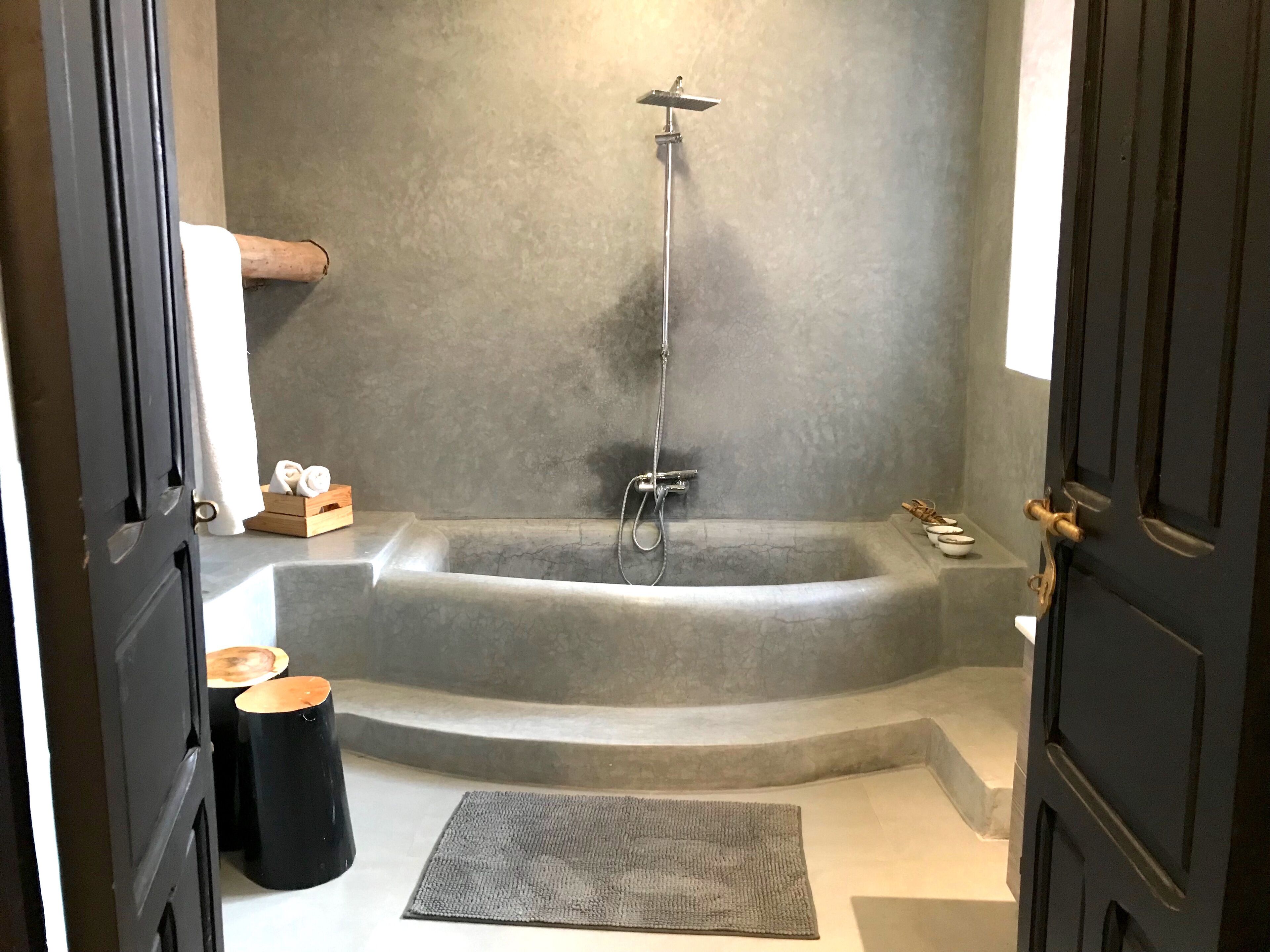 Bathtub, hair dryer, bidet, towels