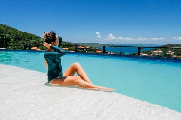 Ulkouima-allas avoinna 8.00–20.00, ilmaisia cabañoita, aurinkovarjoja