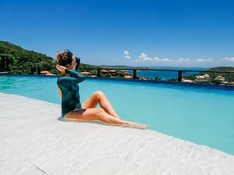 Una piscina al aire libre, camas de piscina gratis, sombrillas