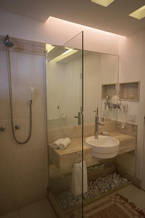 Suite (VIP Luxo) | Bathroom | Shower, free toiletries, hair dryer, towels - Eny Boutique Hotel (Búzios)