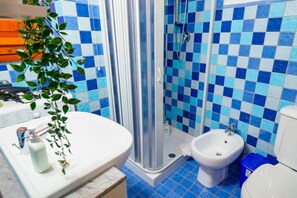 Dusch, miljövänliga toalettartiklar, hårtork och bidé