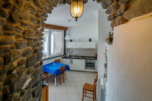 Kylskåp, mikrovågsugn, ugn och spishäll