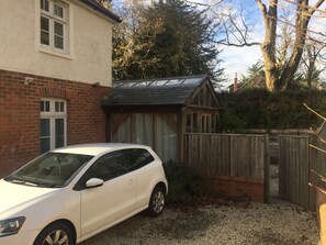 Property grounds - Spacious apartment in Winchester (Kings Worthy)