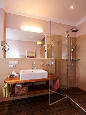 Dusche, Haartrockner, Handtücher