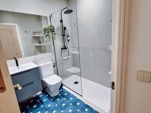 Baignoire, sĂšche-cheveux, serviettes fournies