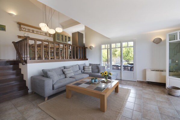 TV, fireplace, DVD player, books