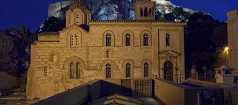 Tripodon Plaka | In the shade of Acropolis