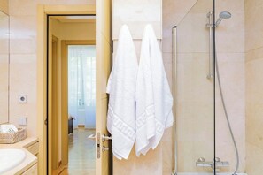Badewanne, Haartrockner, Handtücher