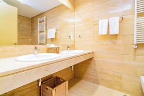 Badewanne, Haartrockner, Handtücher