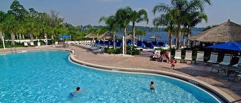 Utomhuspool och uppvärmd pool