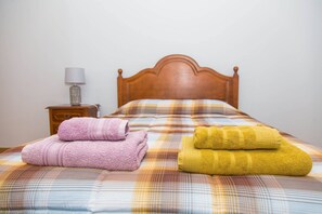 2 bedrooms, desk, iron/ironing board, WiFi