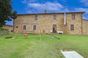 Children's area - Beautiful private villa for 15 people with private pool, WIFI and TV, close to Montepulciano (Torrita Di Siena)