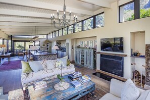 Smart TV, fireplace