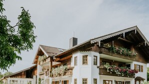 Een klassiek chalet met meerdere balkons, een houten gevel en bloemversiering.