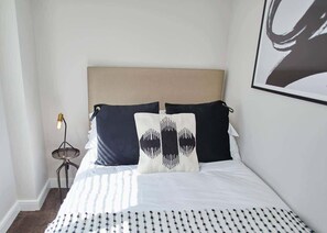 2 slaapkamers, een strijkplank/strijkijzer, gratis wifi, beddengoed