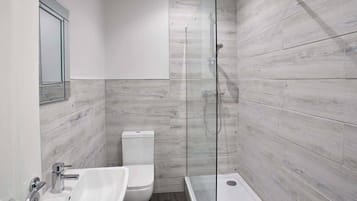 Douche, sèche-cheveux, serviettes fournies, savon