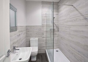 Een douche, een haardroger, handdoeken, zeep