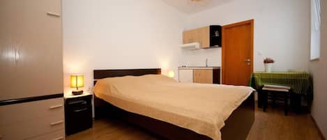 Iron/ironing board, WiFi, bed sheets