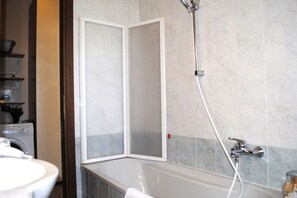 Combined shower/bathtub, free toiletries, hair dryer, bidet